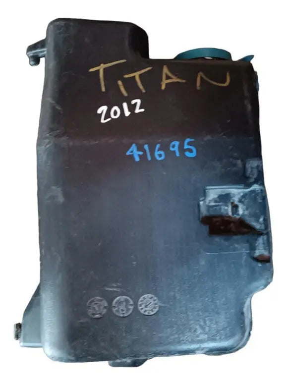 Deposito De Limpiabrisas Nissan Titan 2012